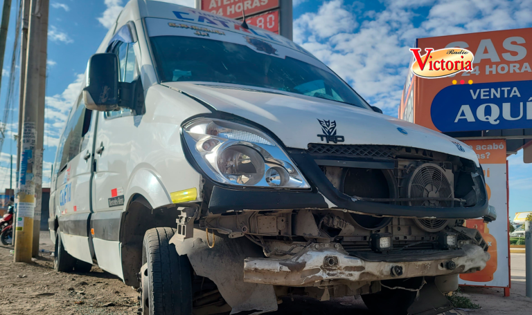 Arequipa: Detonan artefacto explosivo en una minivan