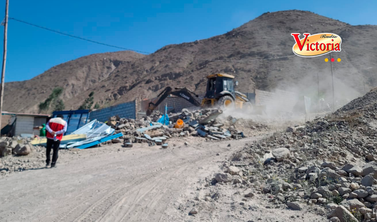 Desalojan viviendas construidas en zona de riesgo en Cerro Colorado