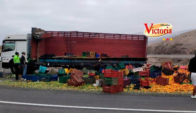 Arequipa: Tráiler cargado de frutas se accidenta en la Panamericana Sur (Atico)