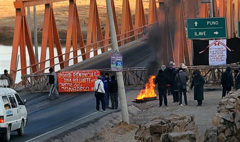 Puno: Con el bloqueo del puente internacional de Ilave inician protestas