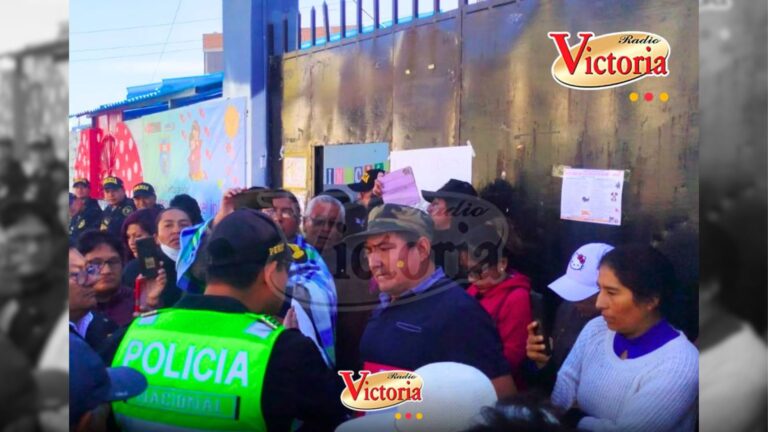 Protesta en I.E. San Juan Bautista de Jesús termina en bronca entre progenitores y policías