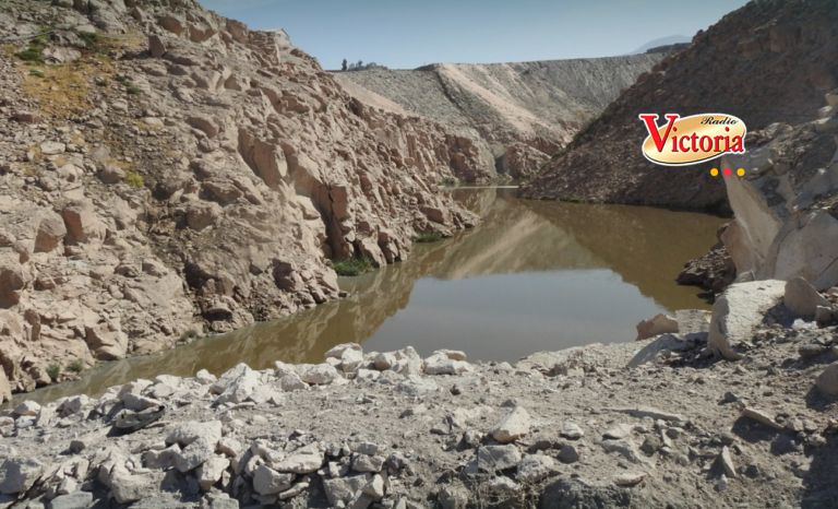 Revelan contaminación por aguas residuales en el límite de Cerro Colorado y Yura