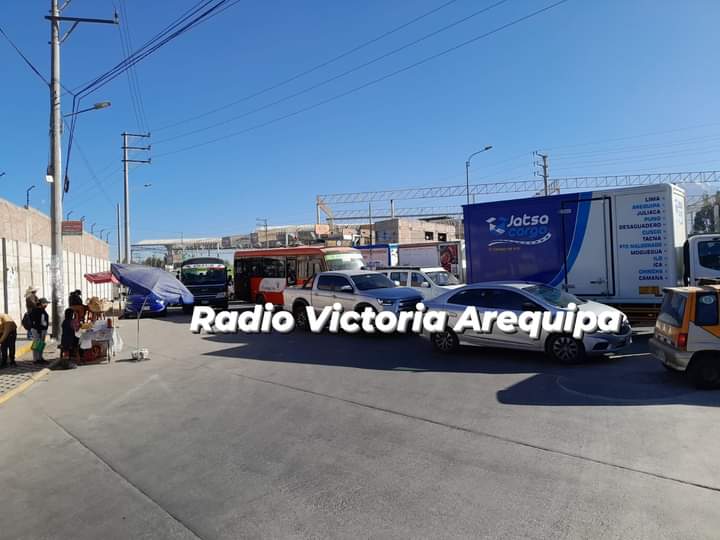 Arequipa: limpian la variante de Uchumayo en plena hora punta y genera congestión