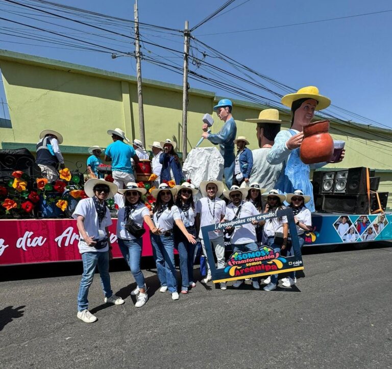 Caja Arequipa celebra aniversario de Arequipa reconociendo a microempresarios en el Corso de la Amistad 2024