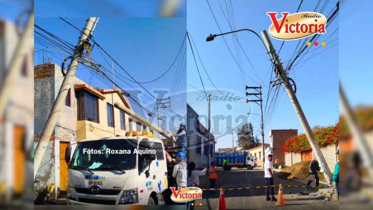 Camión impacta con poste de luz y estuvo a punto de caer