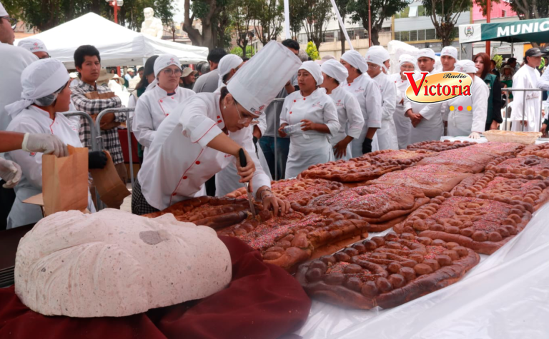 Arequipa: Bautizan dos guaguas gigantes con caretas de sillar