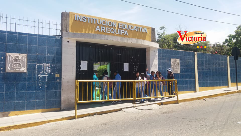 Padres de estudiantes del Colegio Arequipa se sienten burlados por las autoridades  