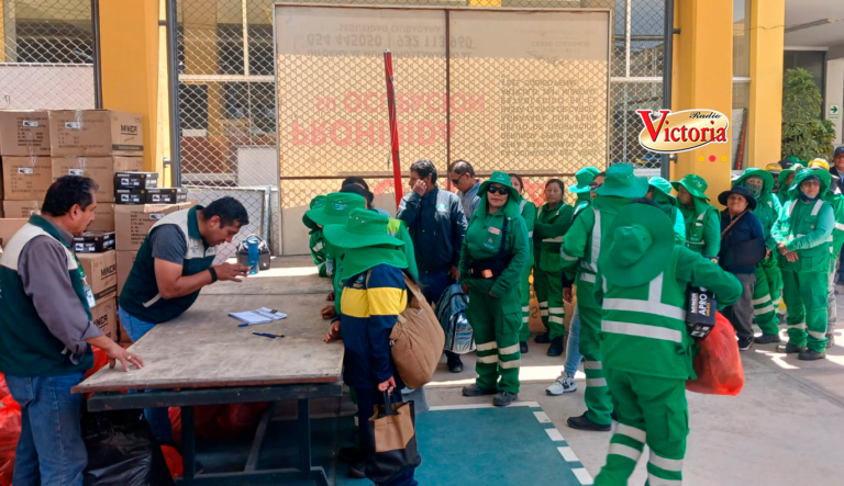 Tras protestas entregan uniformes al personal obrero del municipio de Cerro Colorado