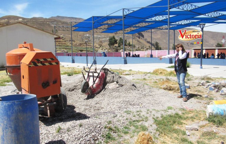 523 estudiantes de la I.E. Francisco García en Chivay, estudian cerca de material de obra con retraso