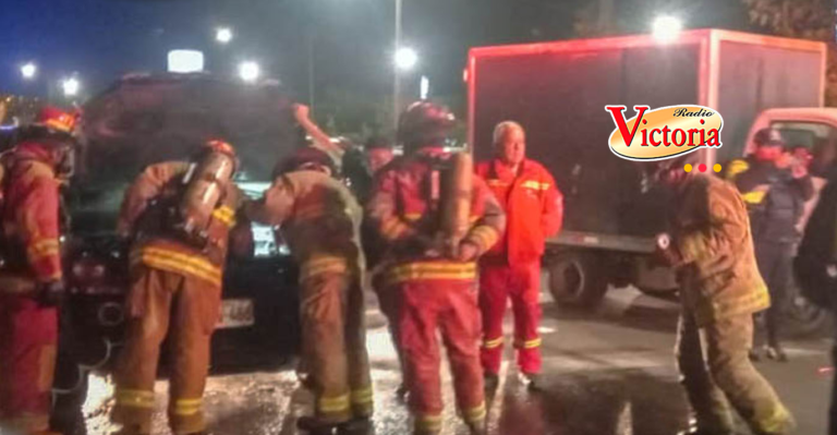 Arequipa: Logran controlar incendio de una camioneta en la Av. Venezuela