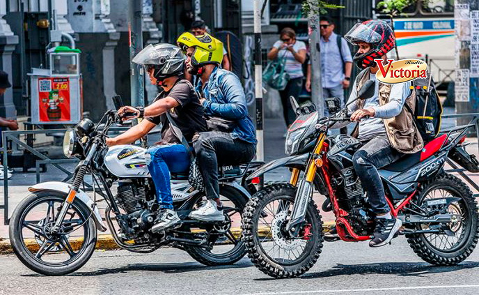 Motos deberán llevar doble placa y calcomanía con dispositivo electrónico