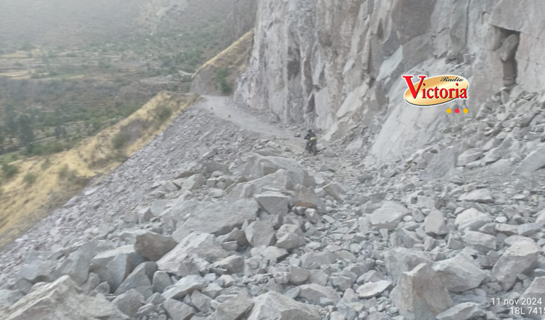 Deslizamientos de rocas y tierra afecta tránsito en la vía Alca-Puyca (La Unión)