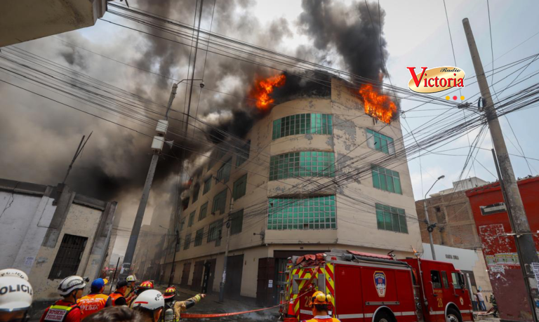 Incendio en edificio de seis pisos deja al menos 2 heridos