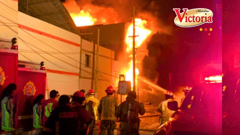 Fuerte incendio es controlado por 19 unidades de bomberos