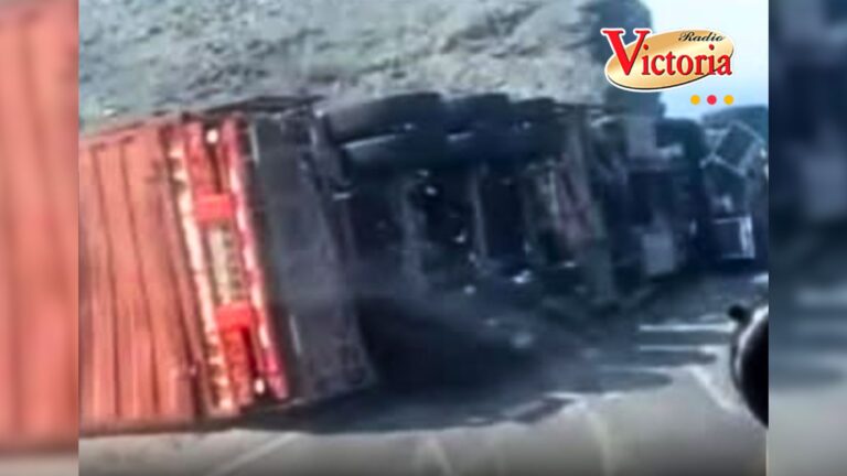 Arequipa: tráiler vuelca en Ocoña y paraliza tránsito