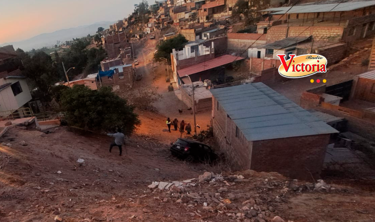 Auto se despista y cae a un barranco en el distrito de Cayma