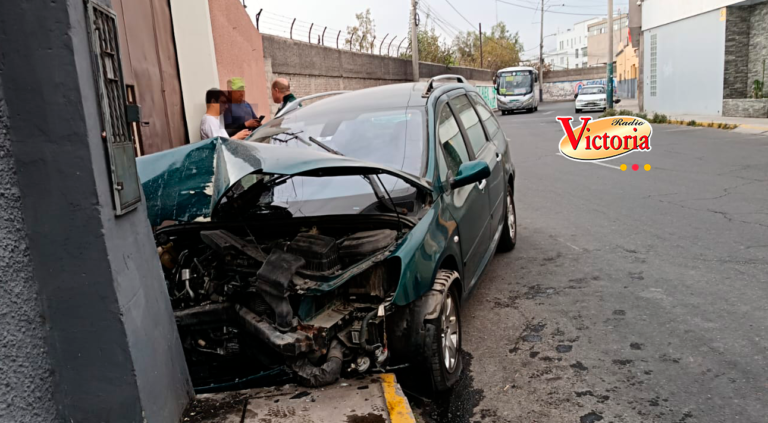 Arequipa: Auto impacta contra una vivienda en la primera cuadra de Manzanitos