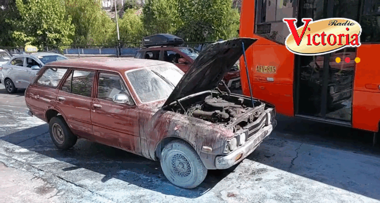Auto se incendia en plena Avenida La Marina de Arequipa